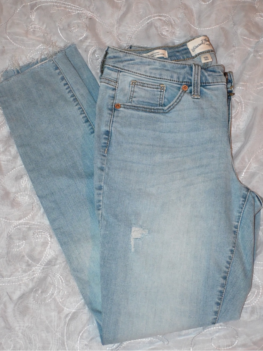 Universal Thread Light Blue Cropped Ankle Jeans
